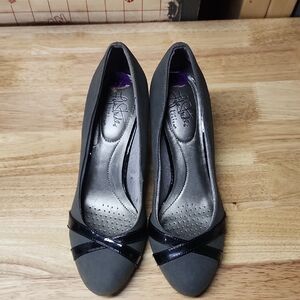 LifeStride 8.5 Stylish Gray and Black Women's Heels